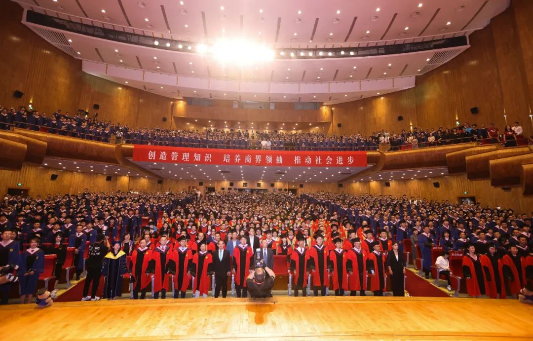 向光而行，，，，，，奔赴下一程山海｜北大万利官网2023年结业仪式举行